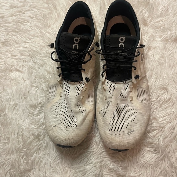 On Cloud running Shoes - Picture 2 of 16